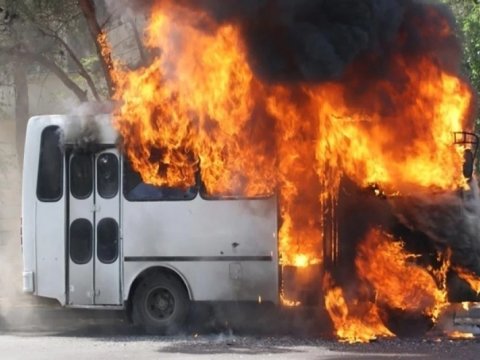 Qaxda avtobus yandı