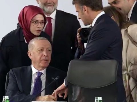 Ərdoğanın Makronun barmağını sıxma SƏBƏBİ - VİDEO
