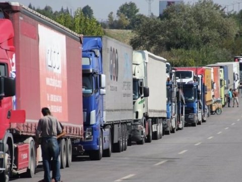 300-ə yaxın yük maşını sərhəddə növbə gözləyir
