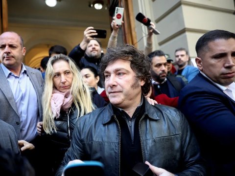 Mikrofon prezidentin üzünə dəydi:&nbsp;&ldquo;Məni qəsdən vurdunuz?&rdquo; - VİDEO