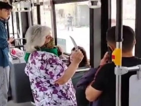 Bakıda qorxulu anlar: qadın bıçaqla sərnişinləri hədələdi - VİDEO
