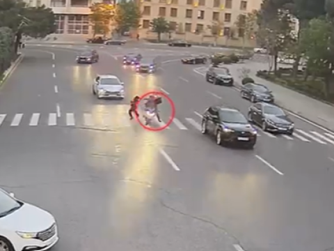 Bakıda motosiklet piyadanı vurdu&nbsp;- VİDEO