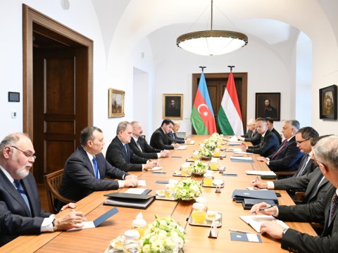 İlham Əliyevin Macarıstan lideri&nbsp;ilə geniş tərkibdə görüşü - FOTOLAR
