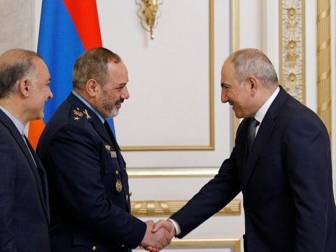 Paşinyan İranın müdafiə naziri ilə görüşdü