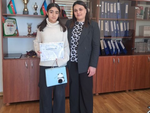 Direktor 300 bal toplayan şagirdini təbrik etdi - FOTO