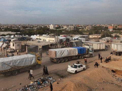 İsrail&nbsp;Qəzzaya&nbsp;100 yardım&nbsp;maşını buraxdı