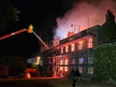 4.5 milyonluq malikanə kül oldu