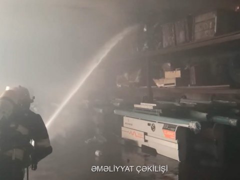 Nərimanovda obyekt yandı - Hadisə yerindən GÖRÜNTÜLƏR