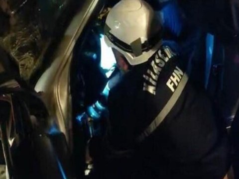 Maşında sıxılı vəziyyətdə qalan şəxs belə xilas edildi&nbsp;-&nbsp;VİDEO