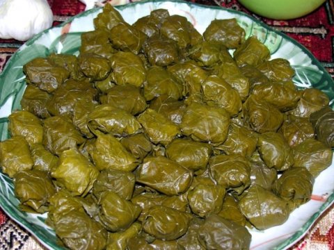 Yarpaqlar altındakı YALAN