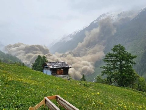 Qar uçqunu - Bütöv bir kənd yer üzündən silindi