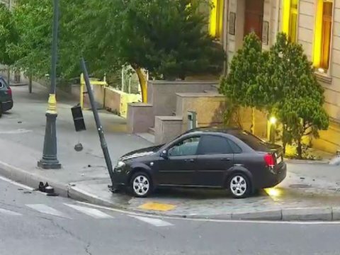 Bakıda yol qəzası - Svetofor yararsız hala düşdü