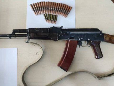 İki nəfər avtomat silahını könüllü təhvil verdi