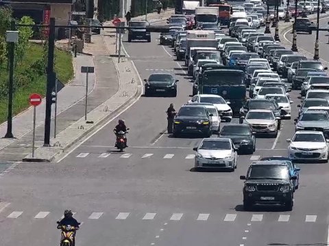 8 Noyabr prospektində qəza - Yolda tıxac yarandı