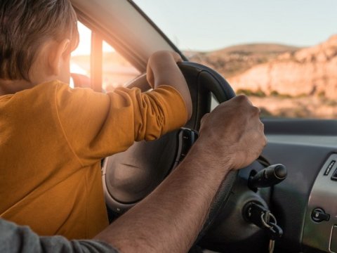 Körpə uşaqla maşın idarə edən sürücülərin NƏZƏRİNƏ