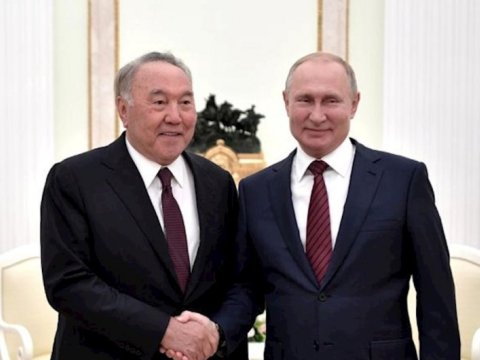 Putin Nazarbayevlə görüşdü
