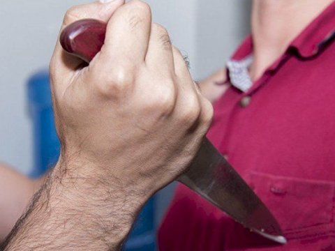 Gənc oğlan 37 yaşlı kişini ürəyindən BIÇAQLADI