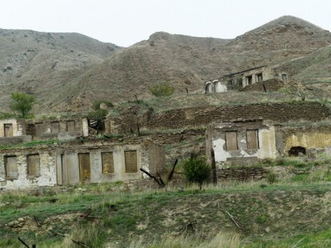 “Azad edilən torpaqlarda dəfn üçün hüquqi imkan yaradılsın” - Yazıçı