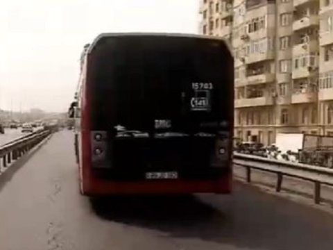 &ldquo;Bakubus&rdquo;un avtobusundakı nasazlıq Bakı-Sumqayıt yolunu iflic etdi