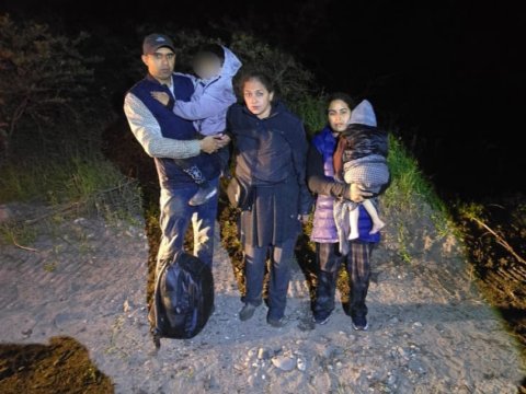 Həyati təhlükə ilə üzləşən sərhəd pozucuları təxliyə edildi