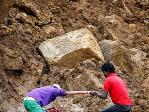 İndoneziyada torpaq sürüşməsi nəticəsində 14 nəfər öldü