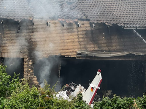 Təyyarə evin üstünə düşdü