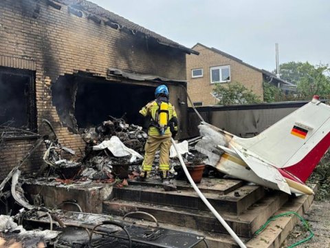 Təyyarə yaşayış binasına çırpıldı