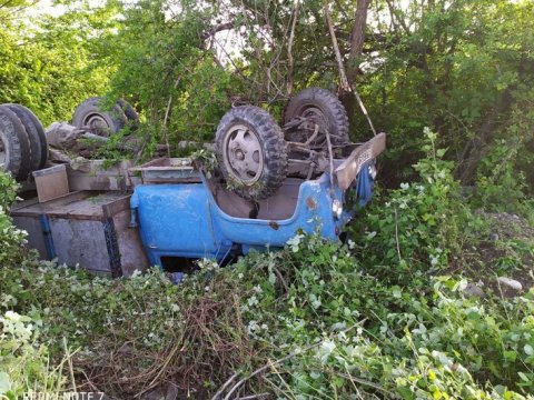 Şabranda "Qaz 53" dirəyə aşdı - Sürücü öldü