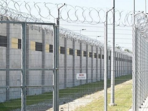 Həbsxananın damı uçdu - Məhkum öldü