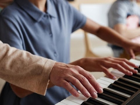 Attestasiyadan kəsilən 32 ilin müəllimi məhkəmədən əliboş QAYITDI