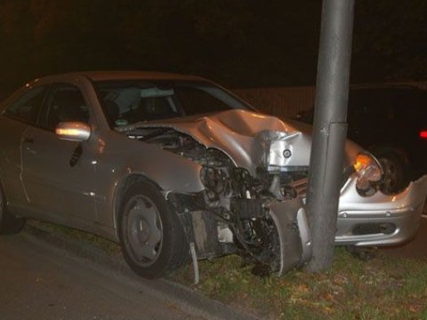 Ələtdə maşın işıq dirəyinə çırpıldı - Sürücü öldü