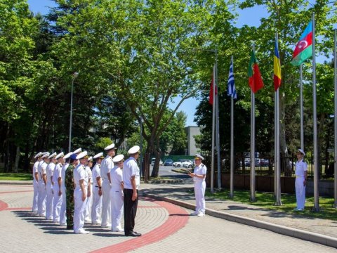 Bu mərkəzin qarşısında bayrağımız dalğalanır