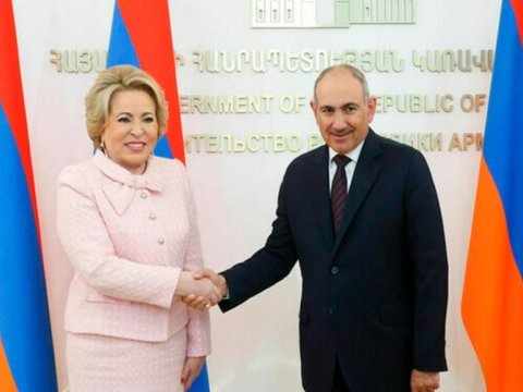 Paşinyan Matviyenko ilə görüşdü
