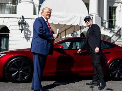 Tramp "Tesla"dan imtina edir
