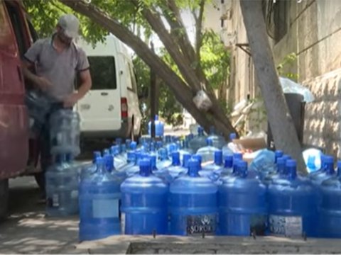 Bakıda&nbsp;zirzəmidən çıxarılan su insanlara bulaq suyu adı ilə SATILIR