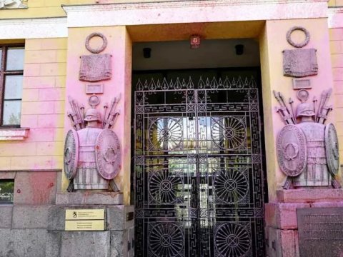 Helsinkidə Müdafiə Nazirliyinin binasına boya atdılar