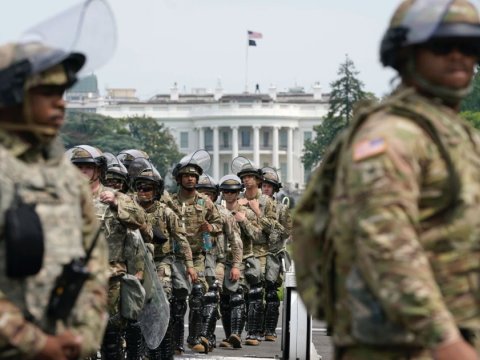 Tramp aksiyaları yatırmaq üçün 2 min əsgər göndərdi