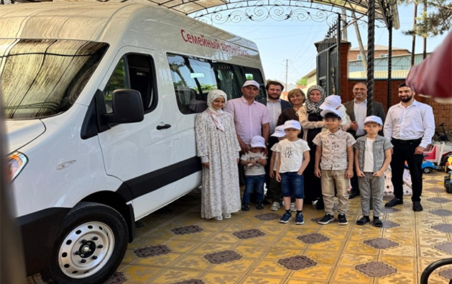 Putin çoxuşaqlı ailəyə mikroavtobus hədiyyə etdi