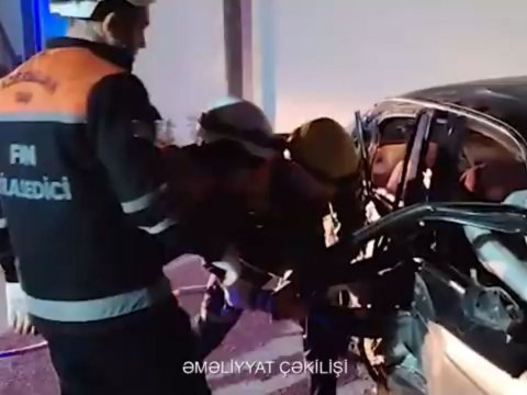 Maşında sıxılmış vəziyyətdə qalan sürücü belə çıxarıldı - VİDEO