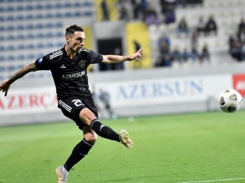 Daha bir futbolçu "Qarabağ"la vidalaşdı