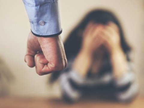 Bakıda kişi onu işə yola salmayan arvadını DÖYDÜ