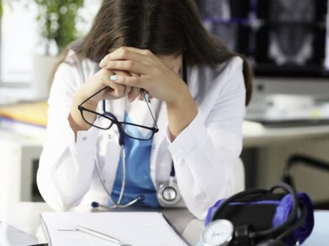 Sertifikasiyadan keçməyən həkimlərin maaşı 6 ay saxlanılacaq