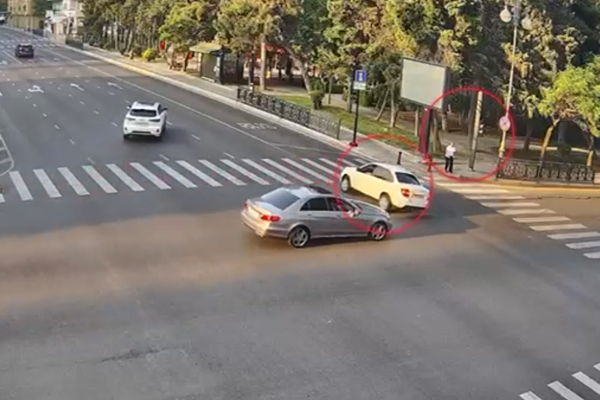 Qəza zamanı svetoforlara zərər dəydi