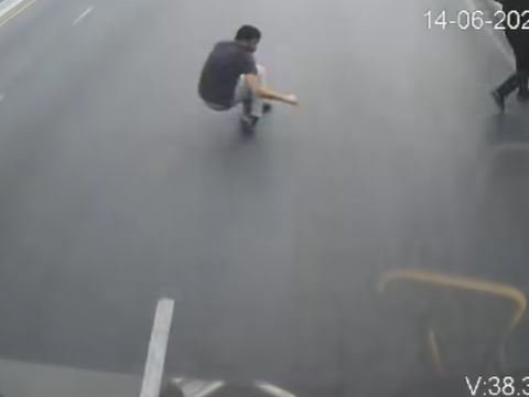 Bakıda dəhşətli qəza: Piyada avtobusun altında qaldı - ANBAAN GÖRÜNTÜLƏR