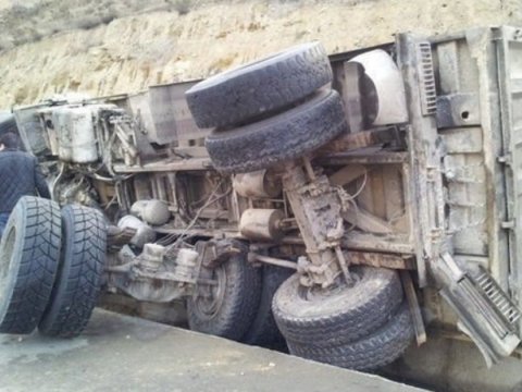 Şəkidə yük boşaldan maşın aşdı - Ölən var