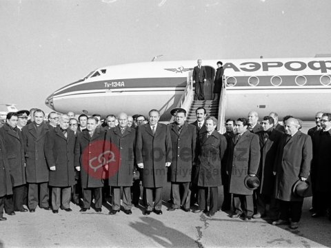 Bir şəklin tarixçəsi: Heydər Əliyevi Moskvaya yola salan rəhbərlərin NARAHATLIĞI...