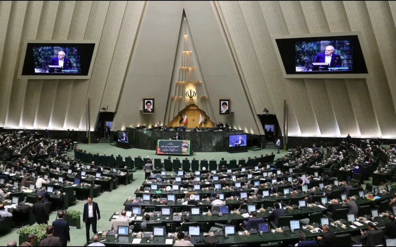 İran nüvə sazişindən&nbsp;çıxır - Deputatlar SƏS VERDİ