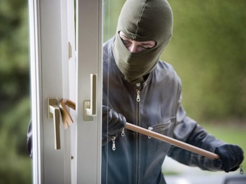 Qazaxda evə basqın edildi