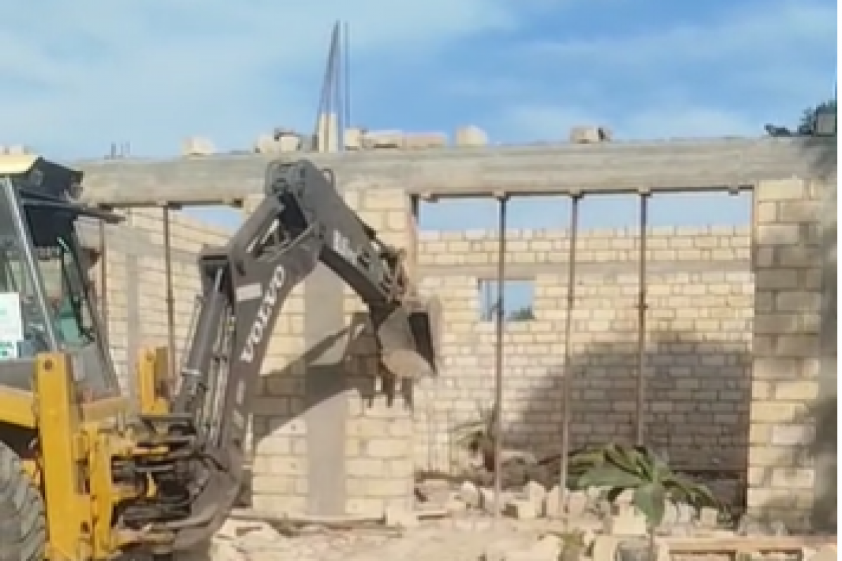 Daha bir sənədsiz tikili söküldü - VİDEO