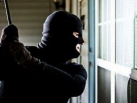Evə oğurluğa girən şəxs iki nəfərə xəsarət yetirdi